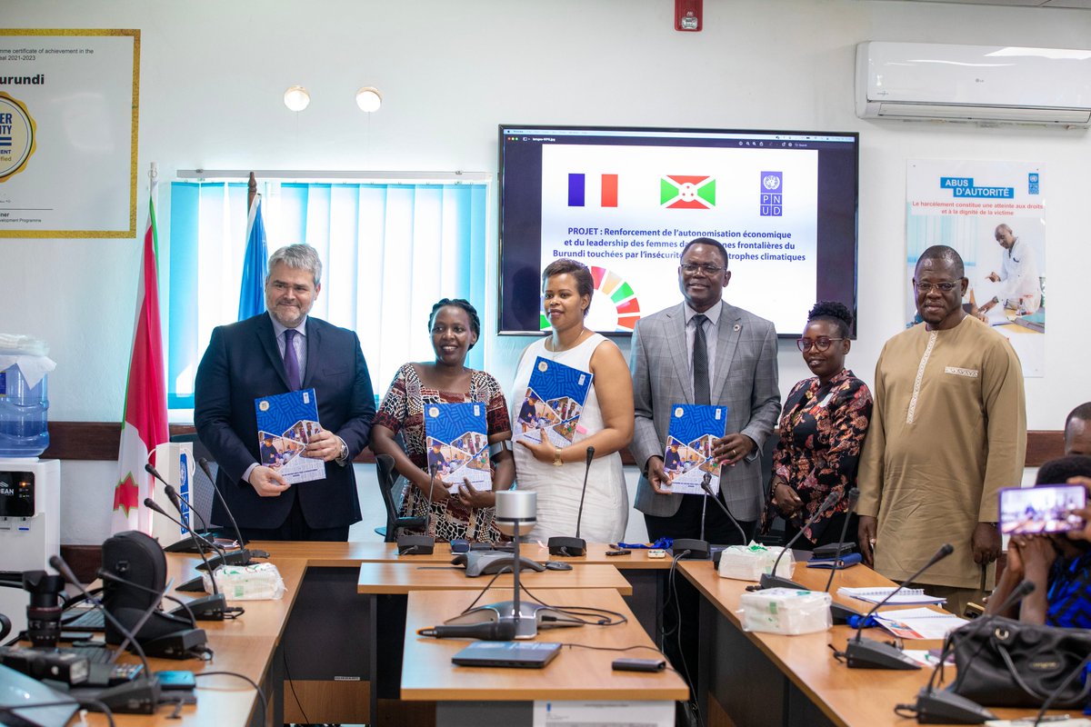 PNUDBurundi's tweet photo. Signature ce 16/5/2025 en présence de l’amb. de France au Burundi, @Minot_Diplo  des lettres d’accords entre le RR du PNUD Mathieu@ciowela et les organisations féminines #CREOP-Jeunes &amp; #AFHB «les Vaillantes » pour la mise en œuvre du projet Femmes, Paix et Sécurité. https://t.co/fyc3eI4kis