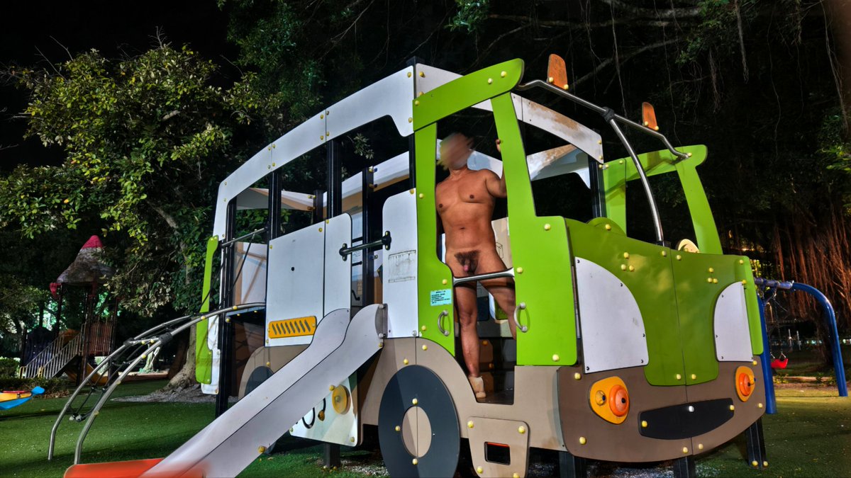 🔞警告🔞

拍照當時，有兩三個人在附近看著，其中一個就直接站在我前方盯著看！
哈囉，你也想要拍嗎？我可以幫你喔！😆😆😆

＃喜歡裸拍