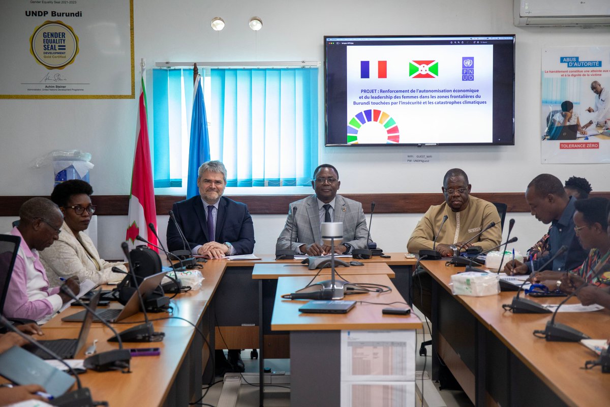 PNUD.Burundi (@pnudburundi) on Twitter photo Signature ce 16/5/2025 en présence de l’amb. de France au Burundi, <a href="/Minot_Diplo/">Sébastien Minot</a> des lettres d’accords entre le RR du PNUD Mathieu@ciowela et les organisations féminines #CREOP-Jeunes & #AFHB «les Vaillantes » pour la mise en œuvre du projet Femmes, Paix et Sécurité. Signature ce 16/5/2025 en présence de l’amb. de France au Burundi, <a href="/Minot_Diplo/">Sébastien Minot</a> des lettres d’accords entre le RR du PNUD Mathieu@ciowela et les organisations féminines #CREOP-Jeunes & #AFHB «les Vaillantes » pour la mise en œuvre du projet Femmes, Paix et Sécurité.