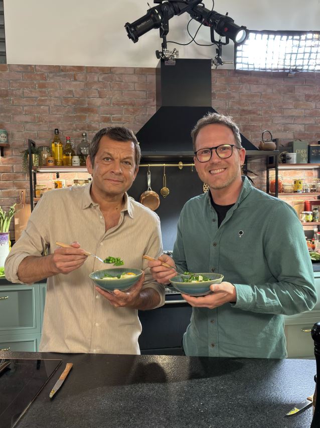 TF1Pro's tweet photo. @TF1 #PPEE

Au menu : de la fraîcheur !🌿

Laurent Mariotte reçoit Pierre le cultivateur pour réaliser une salade de petits pois, pois gourmand et œuf mollet 🥗

⏰ RDV jeudi 22 mai dans « PETITS PLATS EN ÉQUILIBRE » sur @TF1 et @tf1plus https://t.co/NrmrJUHhlp