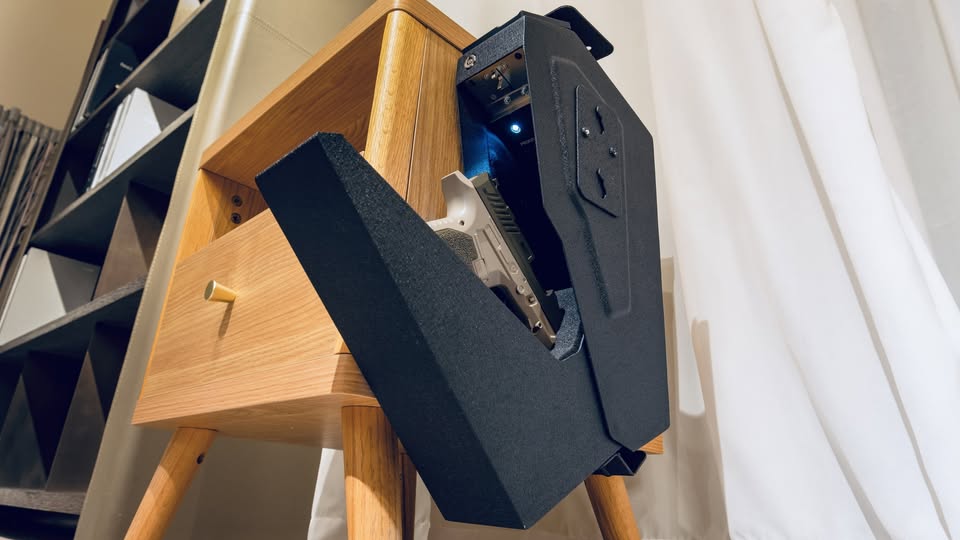 LanggerSafe's tweet photo. Langgersafe safes are built for convenience — easily mounted beside your desk for quick access without taking up precious space. 💼🔐
Whether you're working from home or in the office, keep your valuables secure and within reach, without clutter.
👉 Practical. Discreet. Reliable.
👉 That’s the Langgersafe difference.
#Langgersafe #SpaceSaver #DeskSafe #SecureAndSmart #HomeOfficeSetup #GunSafe