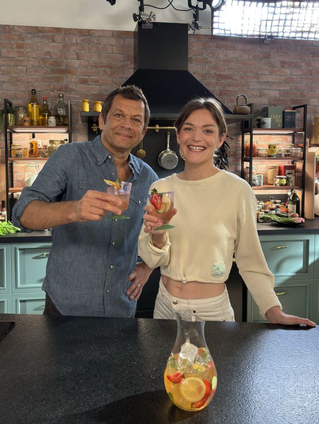 TF1Pro's tweet photo. @TF1 #PPEE

Laurent Mariotte reçoit Margot Lecarpentier, cheffe mixologue du groupe Alain Ducasse 

Pour vous préparer une sangria blanche sans alcool 🍹

⏰ RDV samedi 24 mai dans « PETITS PLATS EN ÉQUILIBRE » sur @TF1 et @tf1plus https://t.co/tgJ4VsSyDS