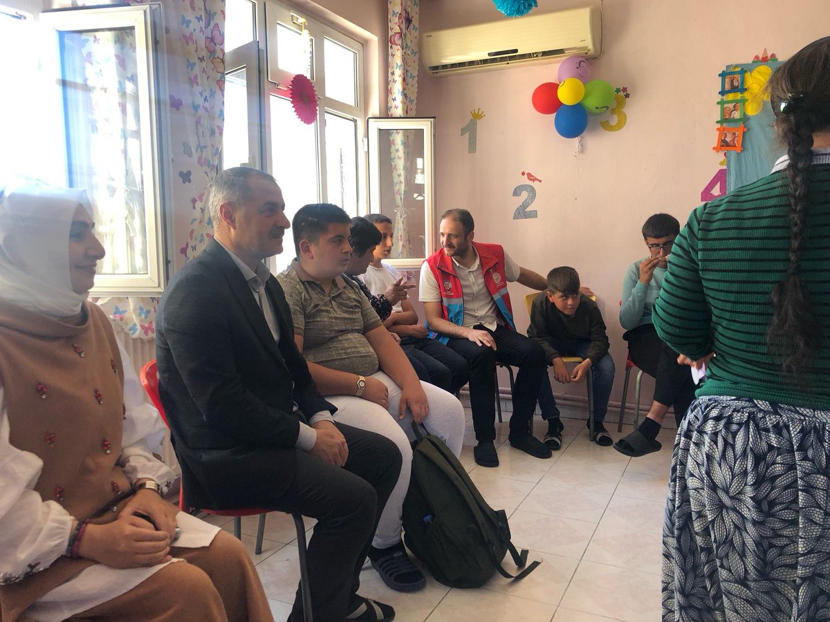 CermikSYDV's tweet photo. Engelliler haftası nedeniyle Çermik Sosyal Yardımlaşma ve Dayanışma Vakfı olarak; Kurum müdürümüz Abubekir Tekdemir ile Çermik Melike Belkıs Özel Eğitim merkezimizi ziyaret edip, eğitim gören öğrencilerimizle güzel vakit geçirdik. “Farklılıklarımız Bizi Biz Yapar.” https://t.co/PdLs5pvlNk