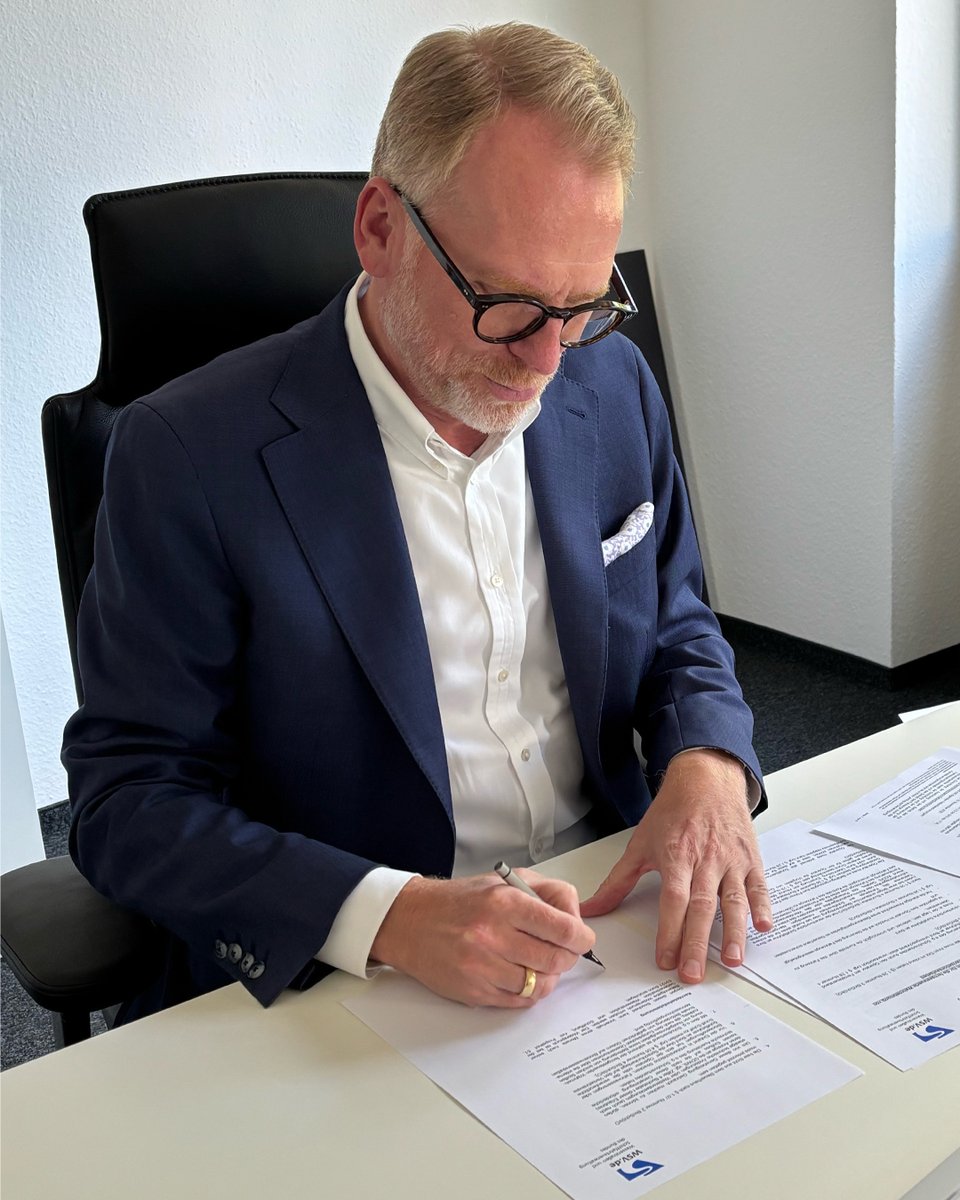 gdws_wsv_presse's tweet image. Die #GDWS, verantwortlich für den sicheren Schiffsverkehr, erteilte nach sorgfältiger Prüfung aller gesetzlichen Vorgaben sowie technischer und nautischer Prüfung des Systems Schiff/Fernsteuerzentale eine rasche Erlaubnis. #ferngesteuerteBinnenschifffahrt #HGKShipping #WSV