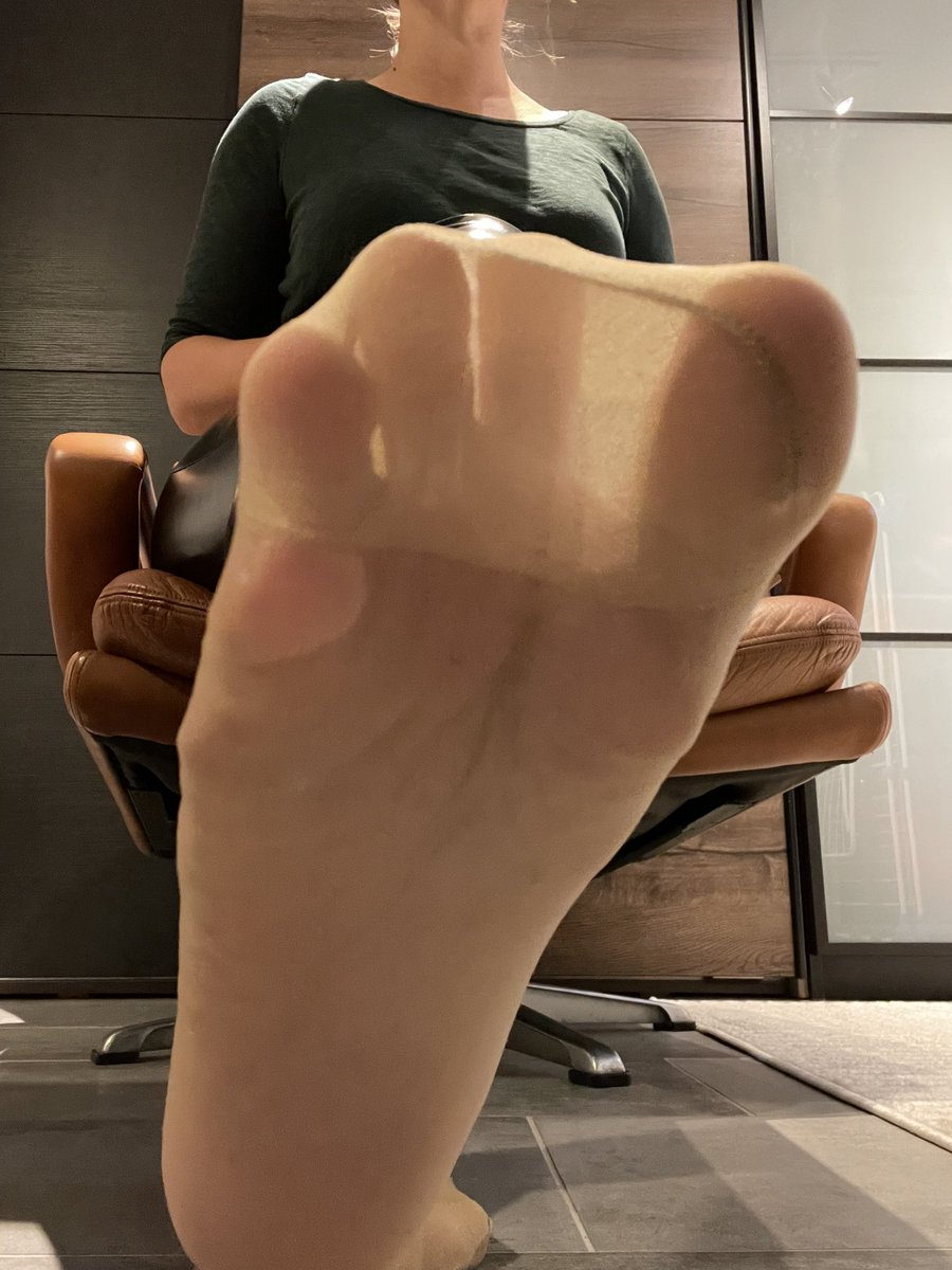 sweetpoli26's tweet photo. Have a nice …weekend 😘☀️ #nylon #nylons #soles #toes #feet #feetworshi̇p #calze #pantyhose ❤️ #fsh #nylonqueen #NYLONJAPAN #足控 #丝袜 #原味 https://t.co/TryCbidGYt