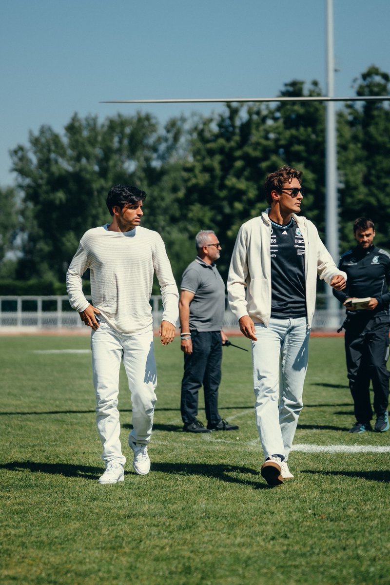 itsnotme_ari's tweet image. THE GPDA Directors Carlos Sainz and George Russell 🤌🏼✨