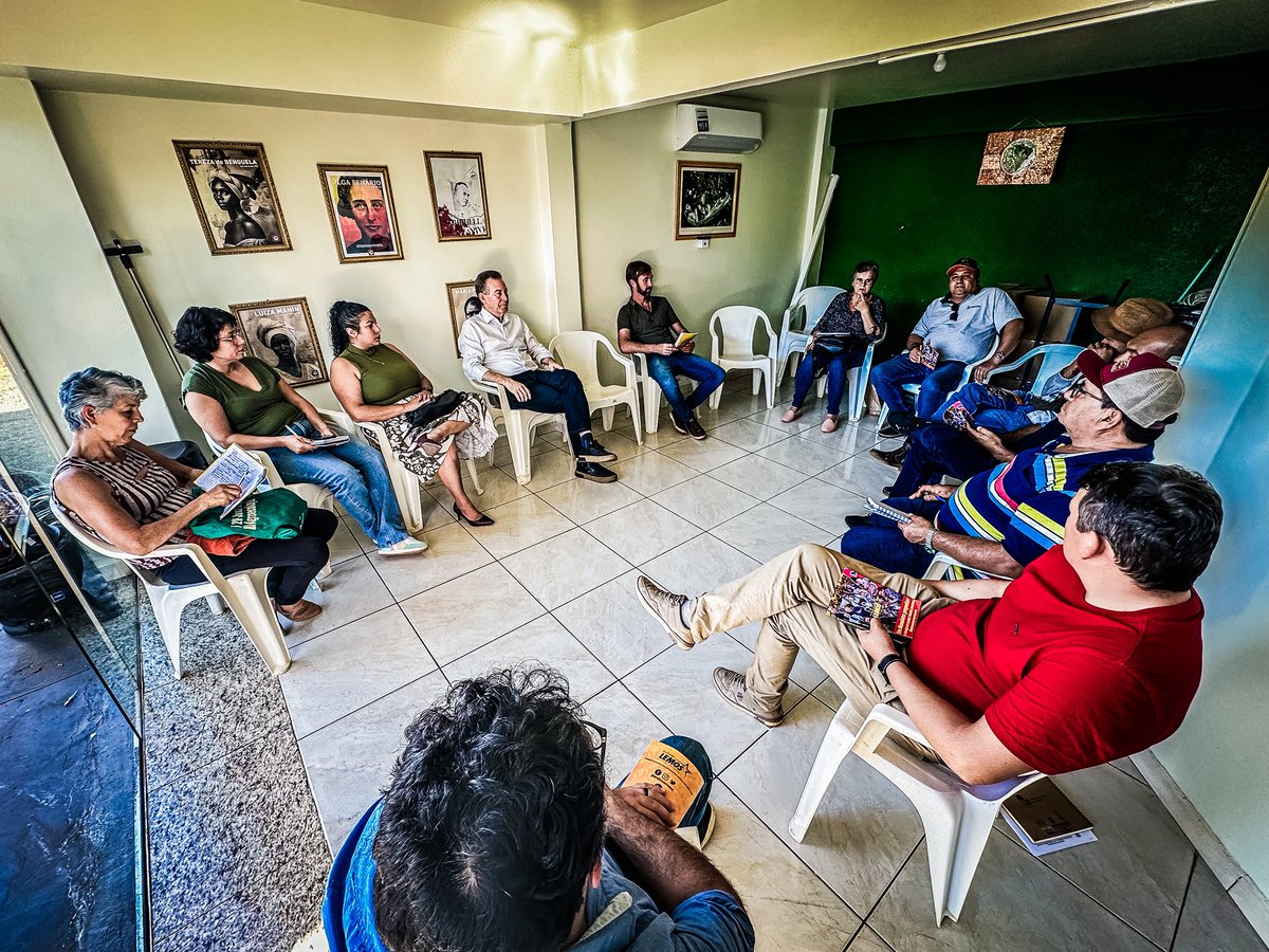 ProfessorLemos's tweet photo. REFORMA AGRÁRIA | Na tarde desta quinta-feira (15/5), no Armazém do Campo em Cascavel, fizemos uma boa prosa com lideranças sem-terra da região Oeste. Conjuntura estadual e nacional e prestação de contas do nosso Mandato.  
#lemossemprepresente #mandatopopular https://t.co/prKVAdtT2r