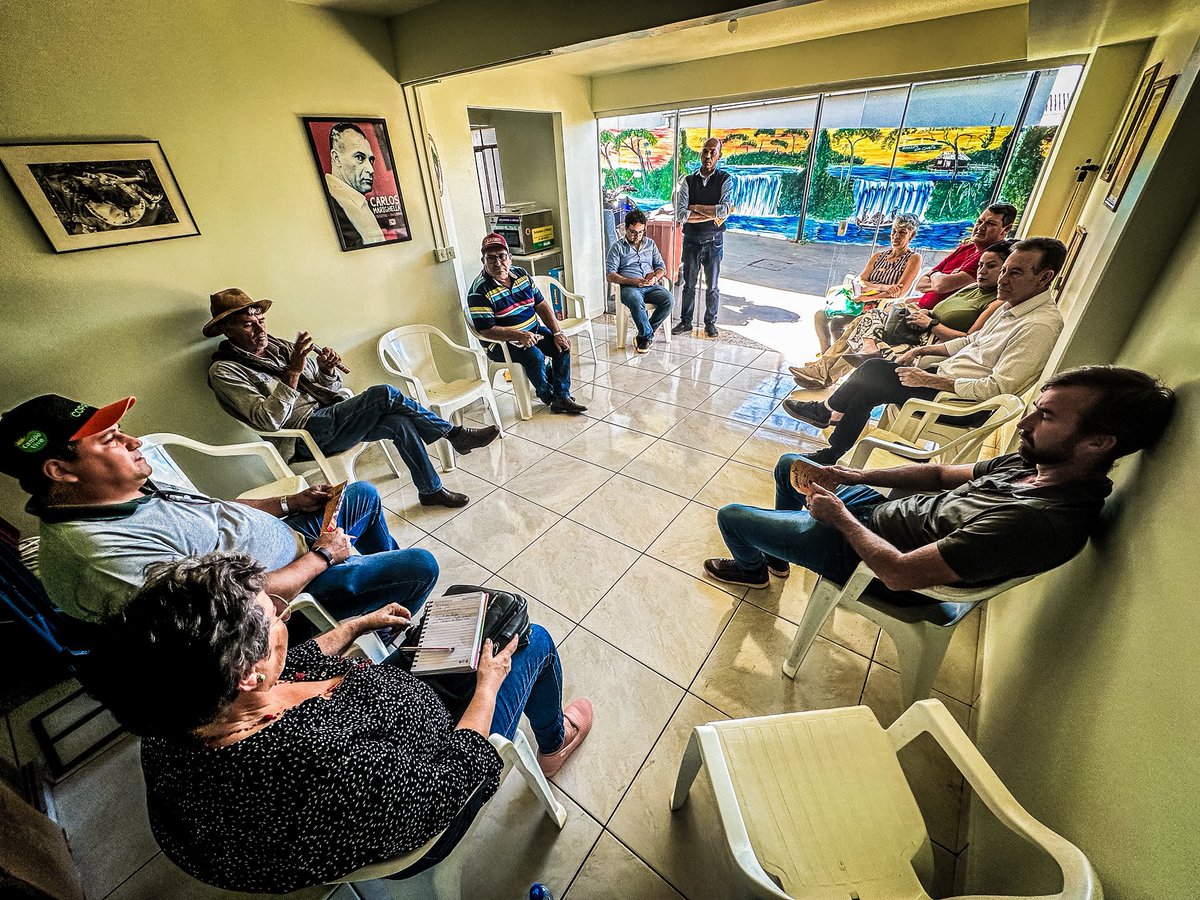 ProfessorLemos's tweet photo. REFORMA AGRÁRIA | Na tarde desta quinta-feira (15/5), no Armazém do Campo em Cascavel, fizemos uma boa prosa com lideranças sem-terra da região Oeste. Conjuntura estadual e nacional e prestação de contas do nosso Mandato.  
#lemossemprepresente #mandatopopular https://t.co/prKVAdtT2r