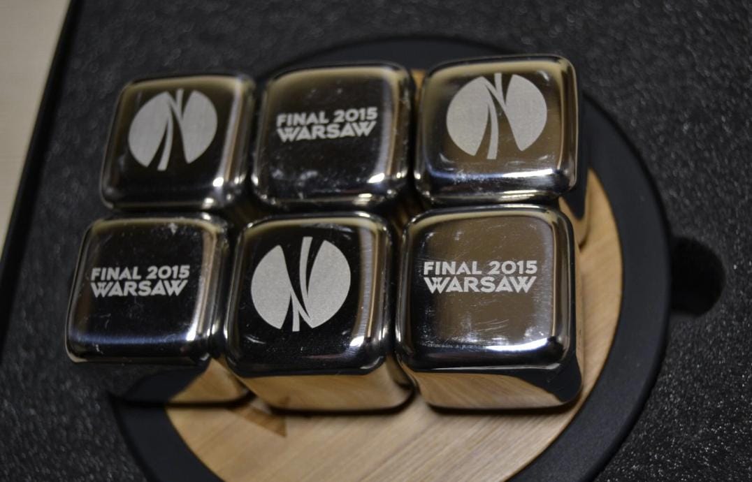 Una de las cosas que más nos gusta coleccionar son artículos de merchandising oficial de las finales de <a href="/EuropaLeague/">UEFA Europa League</a> disputadas por el <a href="/SevillaFC/">Sevilla Fútbol Club</a> 

En esta ocasión te mostramos posavasos y cubitos de metal para enfriar de la final de Varsovia 2015.

Y tú, ¿tienes alguno?