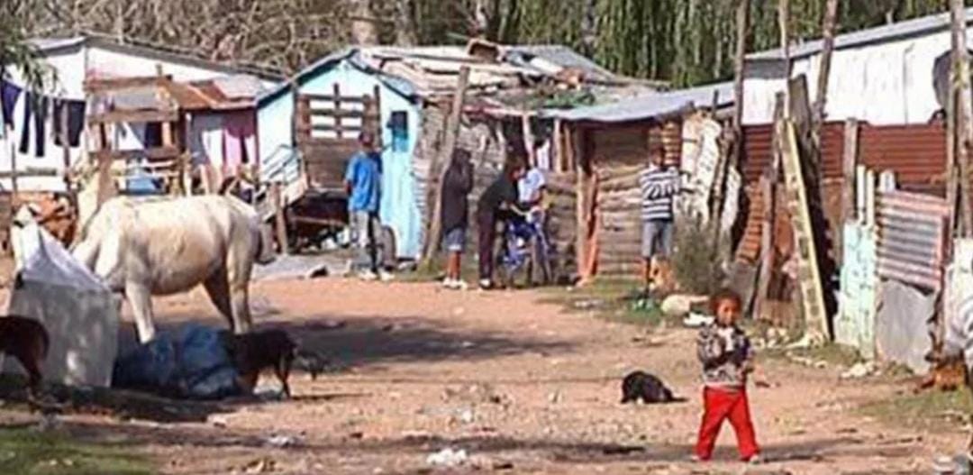 El FA con los U$S 33.500.000 dólares que compro la estancia con un casco de 17 habitaciones , podría haber construido casi 700 casas y darle solución a familias con niños que hoy viven en el barro con techos que se llueven así la pobreza infantil no baja.
