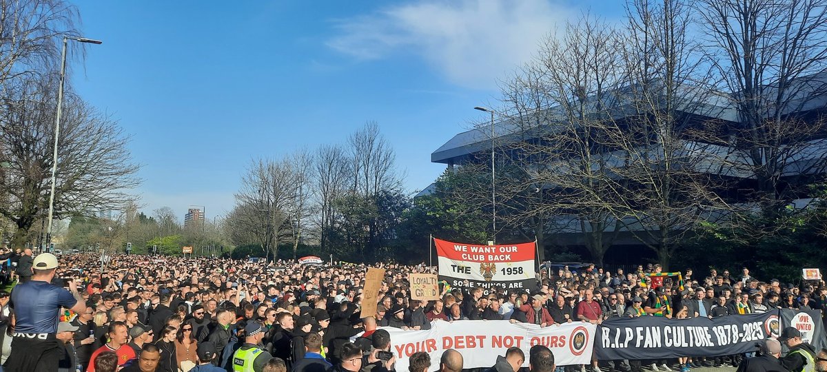 The__1958's tweet image. 🗣️ 20 YEARS OF GLAZER OWNERSHIP: A LEGACY OF RUIN
May 2005. One of the darkest days in Manchester United history.
The Glazers took over our club — not to build, but to bleed it dry and for 20 years, that’s exactly what they’ve done.
💰 Over £1B in debt — loaded onto the club.…