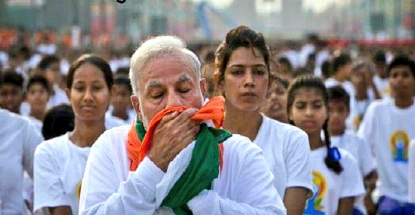 विधायक बालमुकुंद कच्चा खिलाड़ी है। सफाई दे रहा है कि वो तिरंगे को चूम रहा था। 

2016 में बिग बॉस नाक पोंछते दिखे तो उन्होंने साबित कर दिया था कि ये तिरंगा ही नहीं है।