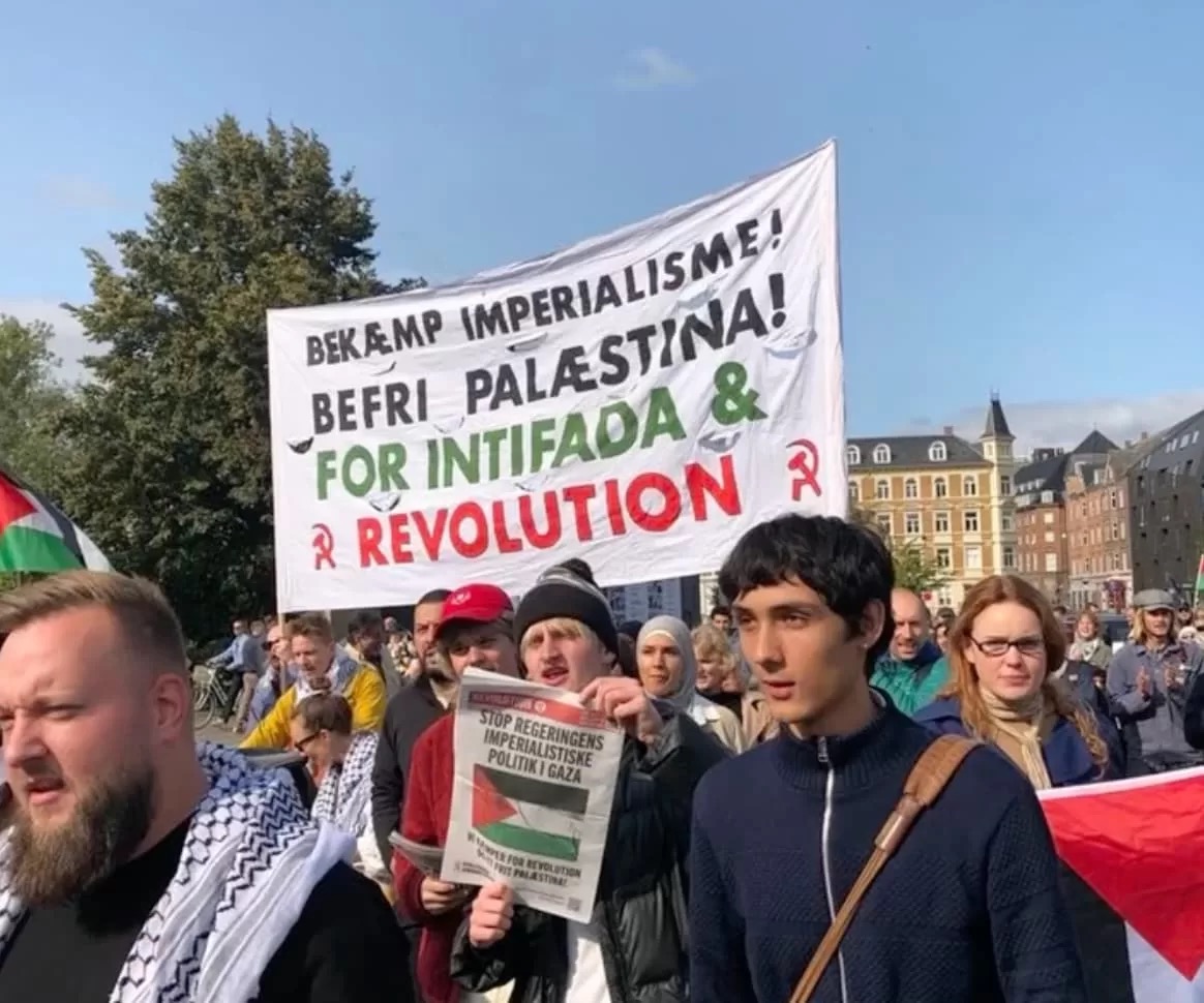 kommunisterne's tweet photo. Danske politikere støtter folkemord og censurerer unge, der støtter Palæstina. Skolevalget 2025: Du må stemme, men ikke tale. Folketinget vil ikke have “demokratisk dannelse” – de vil have unge, der ukritisk accepterer regeringens imperialistiske politik #dkpol https://t.co/wz0vs1XGGq