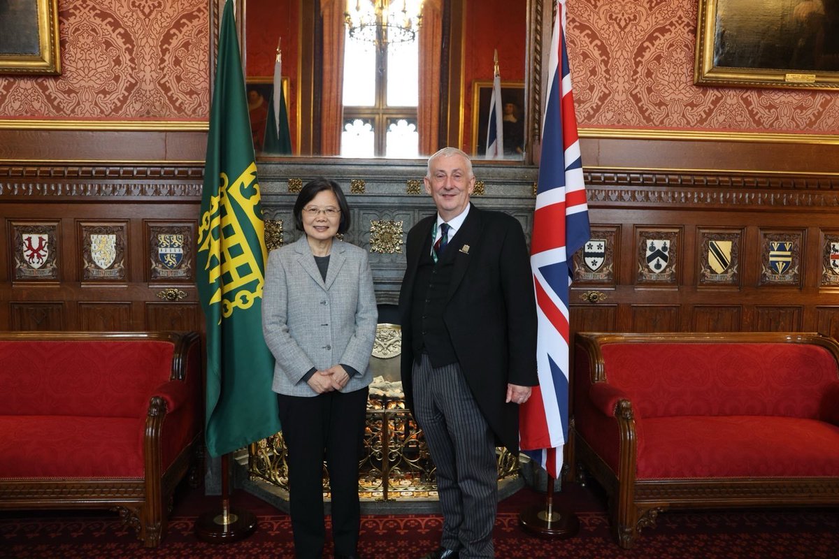 iingwen's tweet image. A pleasure to meet with Speaker of the House of Commons @LindsayHoyle_MP. Thank you for inviting me to the @CommonsSpeaker's residence & for being a firm friend to #Taiwan.