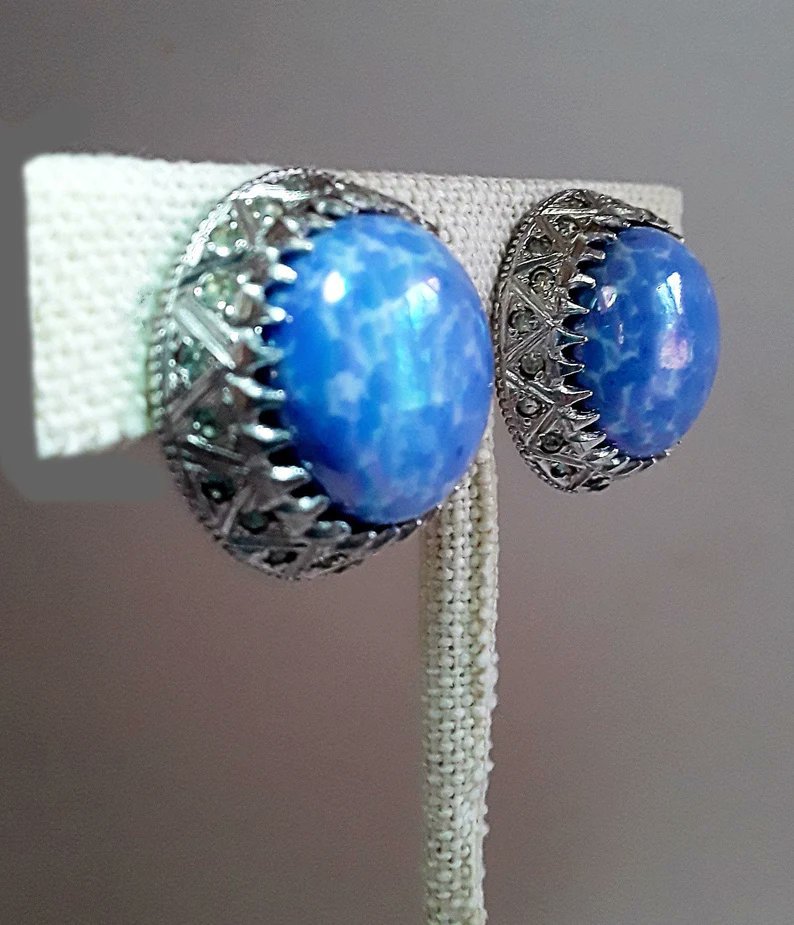 renaissancefai's tweet photo. NETTIE ROSENSTEIN Art Glass Earrings, Marbleized Lilac-Purple Round Cabochons, Vintage
https://t.co/hm8pKKCQZq?
#earrings #vintage #clipon #NettieRosenstein #designer #signed #lilac #purple #artglass #silvertone #dogtoothSetting #shimmery #highEnd #rare #round #collectible https://t.co/zP5TcuS4AA