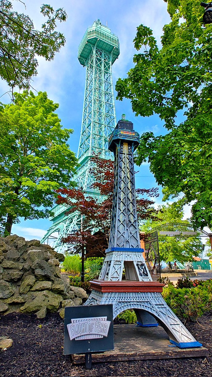 The Bat! I was stoked to finally ride one of those dangly coasters that I remember from Rollercoaster Tycoon and to explore a new park.