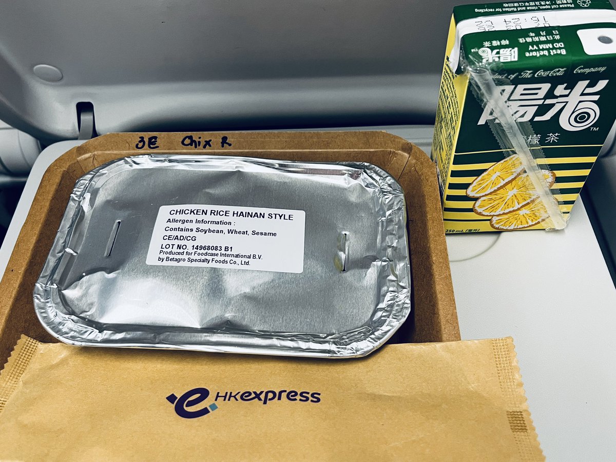 STTraveler's tweet photo. Flying HK Express for the first time and giving their meals a try 🥢🛫🇭🇰

1. 港式小食套餐（咖喱魚蛋+魚肉燒賣 + 陽光檸檬茶）

2. 秘製海南雞飯 

3. 鹹蛋黃蒸肉餅飯

Total: ¥3,840

#FlightMeal
#HKExpress https://t.co/YAodH96P87
