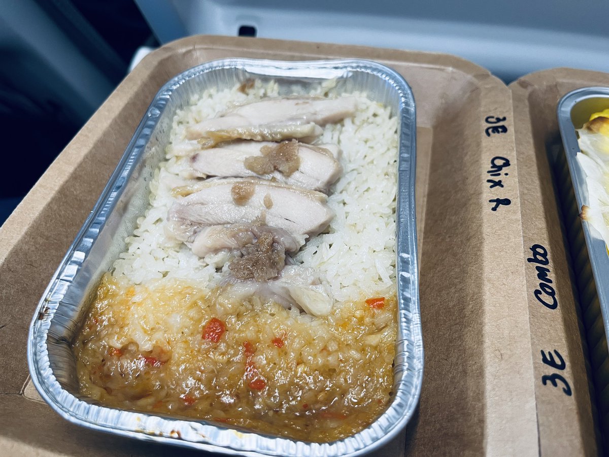 STTraveler's tweet photo. Flying HK Express for the first time and giving their meals a try 🥢🛫🇭🇰

1. 港式小食套餐（咖喱魚蛋+魚肉燒賣 + 陽光檸檬茶）

2. 秘製海南雞飯 

3. 鹹蛋黃蒸肉餅飯

Total: ¥3,840

#FlightMeal
#HKExpress https://t.co/YAodH96P87