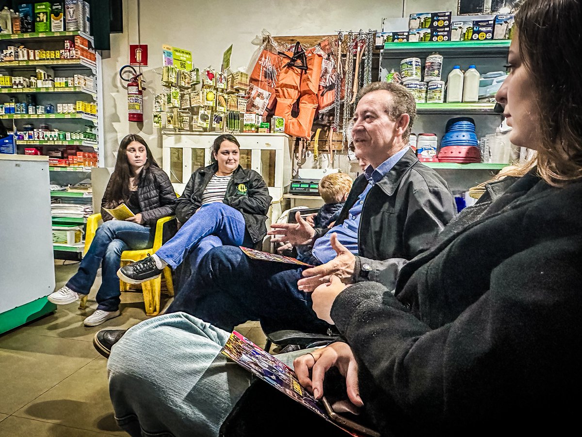 ProfessorLemos's tweet photo. #lemosnaestrada | Encerramos nossa quinta-feira(15/5), no Reassentamento São Francisco da Assis, na sede da Cooplaf. Uma boa conversa com produtores de leite. Obrigado ao Adair Alves, presidente da Coplaf e a Matilde Machado, presidenta da SisCoplaf pela acolhida. https://t.co/QF46vlPFOd