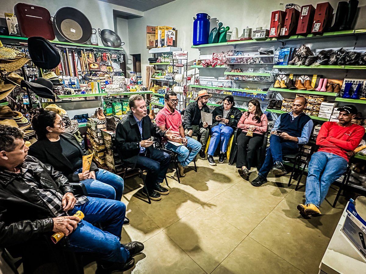 ProfessorLemos's tweet photo. #lemosnaestrada | Encerramos nossa quinta-feira(15/5), no Reassentamento São Francisco da Assis, na sede da Cooplaf. Uma boa conversa com produtores de leite. Obrigado ao Adair Alves, presidente da Coplaf e a Matilde Machado, presidenta da SisCoplaf pela acolhida. https://t.co/QF46vlPFOd