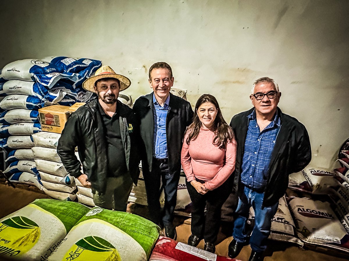 ProfessorLemos's tweet photo. #lemosnaestrada | Encerramos nossa quinta-feira(15/5), no Reassentamento São Francisco da Assis, na sede da Cooplaf. Uma boa conversa com produtores de leite. Obrigado ao Adair Alves, presidente da Coplaf e a Matilde Machado, presidenta da SisCoplaf pela acolhida. https://t.co/QF46vlPFOd