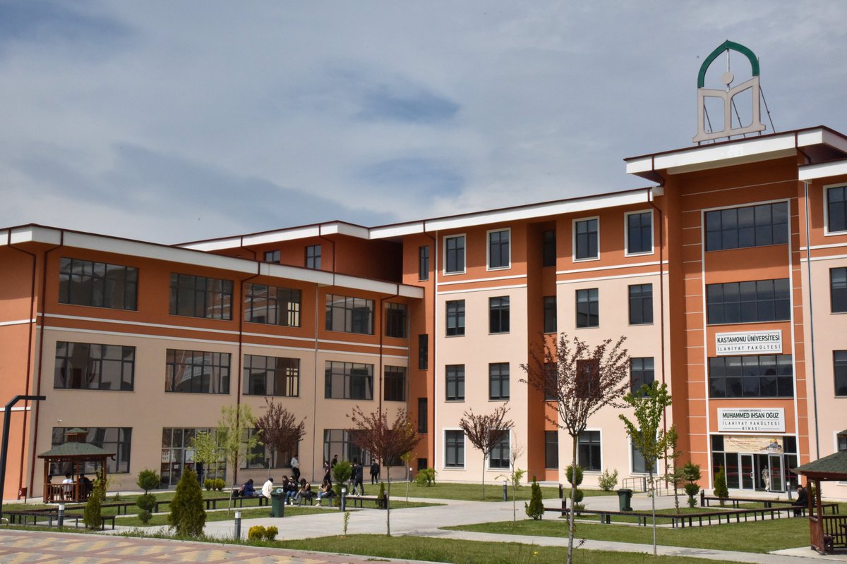 Kampüsten herkese mutlu bir hafta sonu dileriz. 

☀📚🌼🌸🌿

#KastamonuÜniversitesi