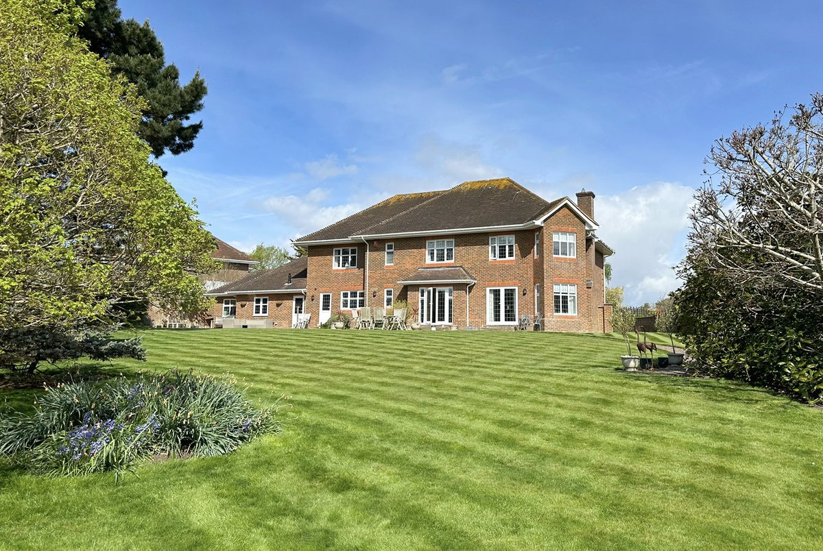 Tucked away in a gated enclave in Milford on Sea, this 5-bed home blends coastal calm with modern luxury. 🌿🌊
✨ Isle of Wight views
🏡 Elegant interiors
🌞 South-facing gardens
🌳 Near the New Forest &amp; beach
A slower pace—without compromise.
📩 Enquire now. #PropertyForSale