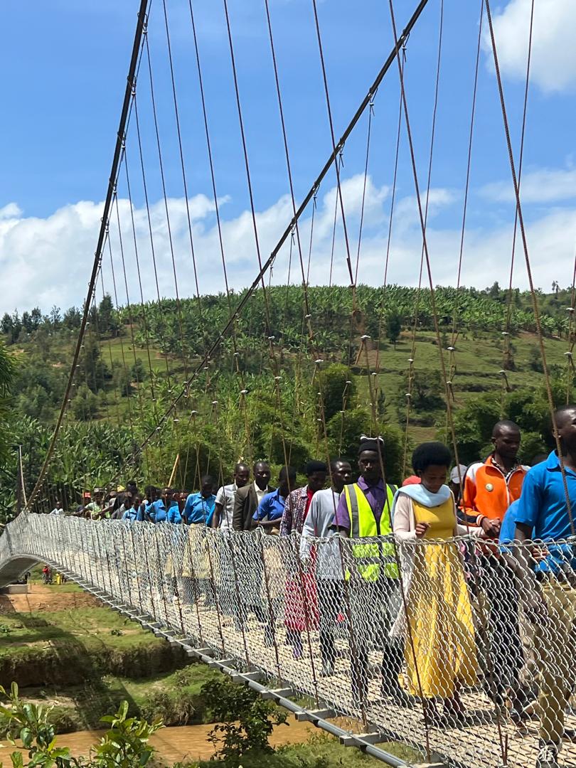 Nyamagabe's tweet photo. Mu Murenge wa #Musange, hatashywe ikiraro cyo mu kirere cya Uwabarashi gihuza uyu Murenge n'uwa #Gashari wo muri @KarongiDistr. Cyubatswe ku bufatanye bw'Akarere na @B2P.
Abatuye n'abagenda muri iyi Mirenge barishimira ko ubuhahirane n'imigenderanire bigiye koroha. https://t.co/HVxKBq4cUE