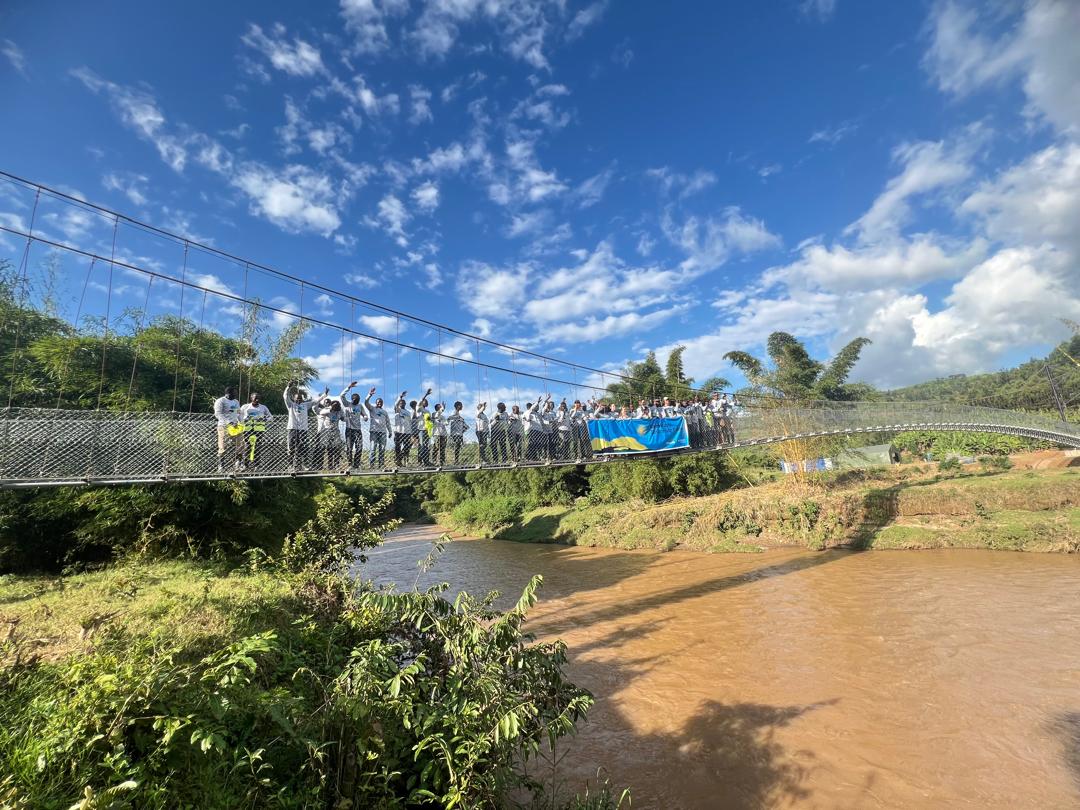 Nyamagabe's tweet photo. Mu Murenge wa #Musange, hatashywe ikiraro cyo mu kirere cya Uwabarashi gihuza uyu Murenge n'uwa #Gashari wo muri @KarongiDistr. Cyubatswe ku bufatanye bw'Akarere na @B2P.
Abatuye n'abagenda muri iyi Mirenge barishimira ko ubuhahirane n'imigenderanire bigiye koroha. https://t.co/HVxKBq4cUE