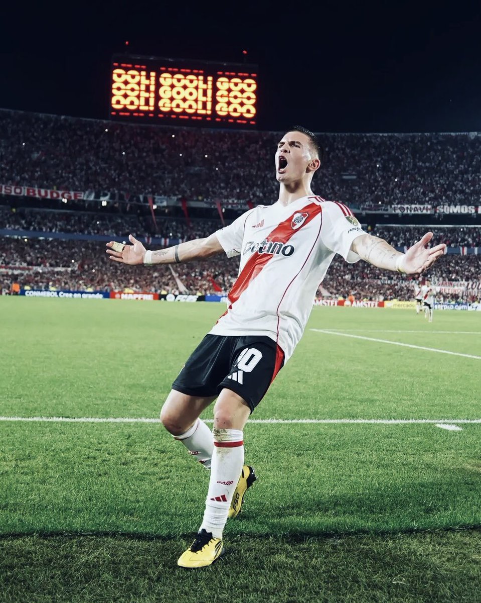 La pantalla con “GOL” emulando el viejo tablero y el festejo de Mastantuono, esta foto tiene ese no sé qué maravilloso.

📸 Juano Tesone