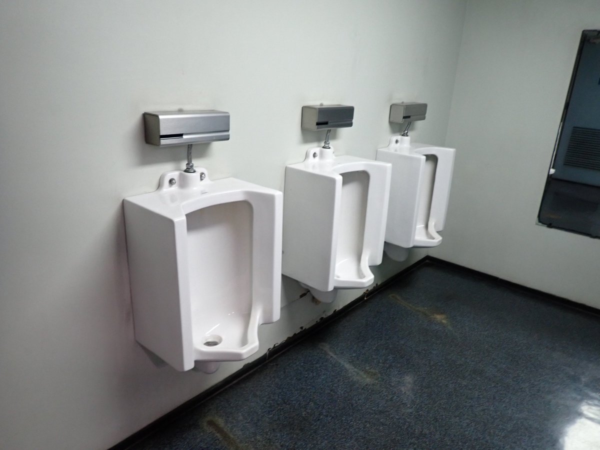 とあるビルのトイレです。小便器のセンサーは、TOTOが一時期販売してい とあるビルのトイレです。小便器のセンサーは、TOTOが一時期販売してい