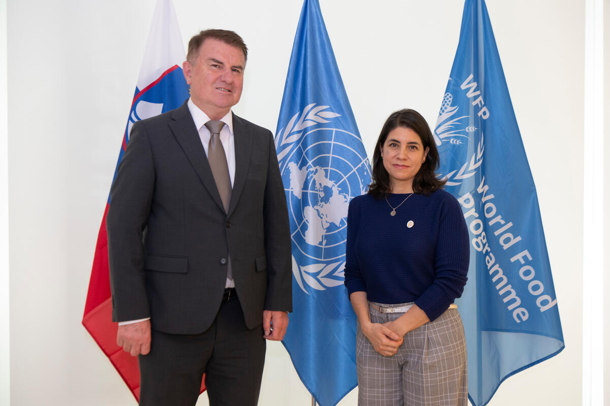 VP Franci But je predal nacionalne zaveze Slovenije Carmen Burano iz <a href="/WFP/">World Food Programme</a> v okviru delovanja v  Koaliciji za šolske obroke. Slovenija se pridružuje prizadevanjem, da bi imel do leta 2030 vsak otrok na svetu zagotovljen šolski obrok. #SchoolMealsCoalition <a href="/WFP/">World Food Programme</a> #SlovenianAid