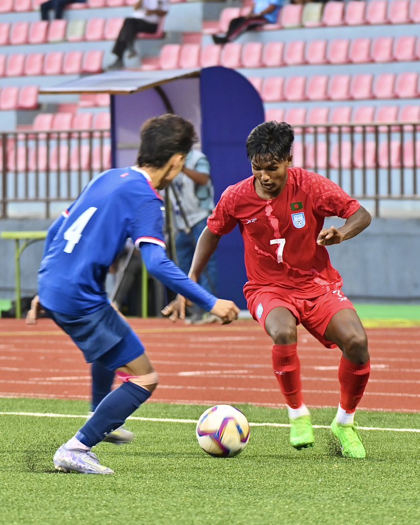 IndianFootball's tweet photo. A late second-half surge sees Bangladesh pip Nepal in the first semi-final today 🙌

🇧🇩 2️⃣-1️⃣ 🇳🇵

#BANNEP #U19SAFF2025 https://t.co/wZqOnGcrbI
