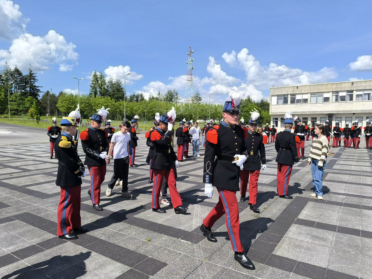 Ce mercredi 14 mai a eu lieu la cérémonie de parrainage entre des élèves de Seconde EGT du Campus LA MENNAIS et des élèves officiers de l'École Spéciale militaire de St Cyr de niveau bac+3 dans le cadre du dispositif des cordées de la réussite.#campuslamennais #ploermel