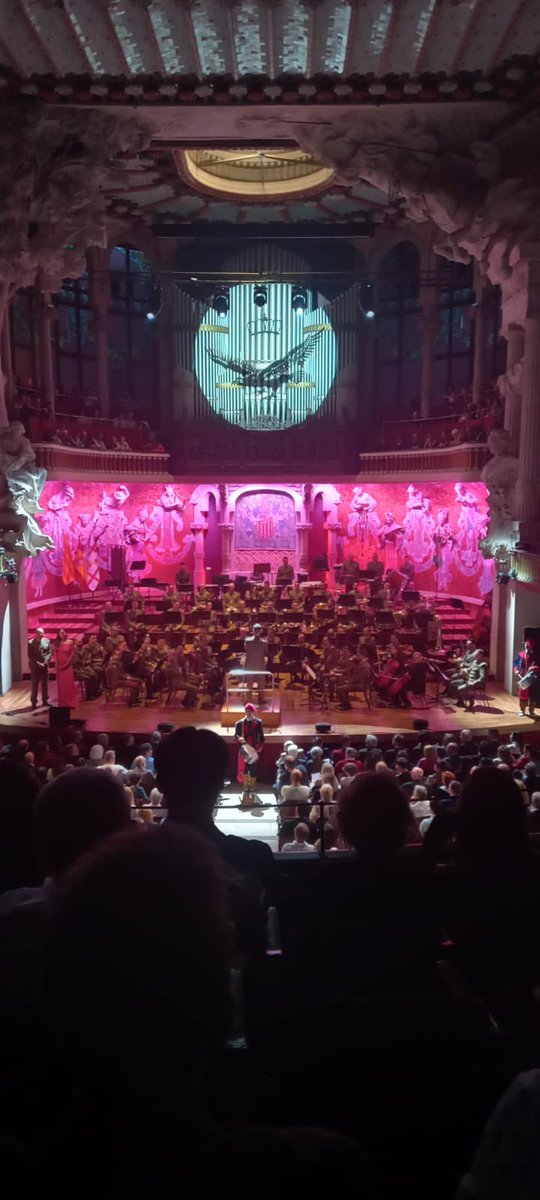 La Subdelegada de <a href="/BcnGob/">Subdelegació del Govern a Barcelona</a>, Mari García-Calvillo, asistió ayer al concierto “Los Cuarteles de Barcelona” en el <a href="/palaumusicacat/">Palau de la Música Catalana</a>, celebrado con motivo del #DíadelasFuerzasArmadas2025, a cabo de las Unidades de Música de la <a href="/IGE_ET/">IGE_ET</a> y la Comandancia General de Baleares.