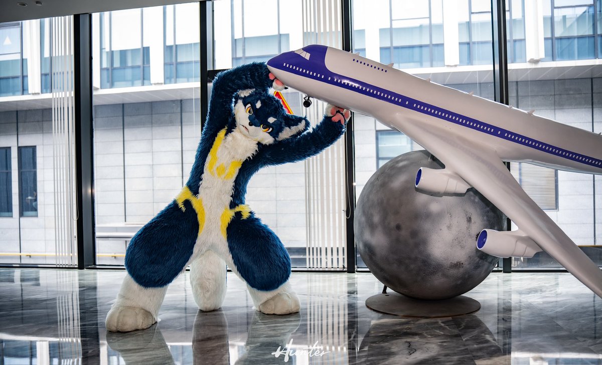 ふざけるな！　たかがひこうき一つ、押し出してやる！
#FursuitFriday 
📷：<a href="/Hunter_TAT/">id丶Hunter</a>