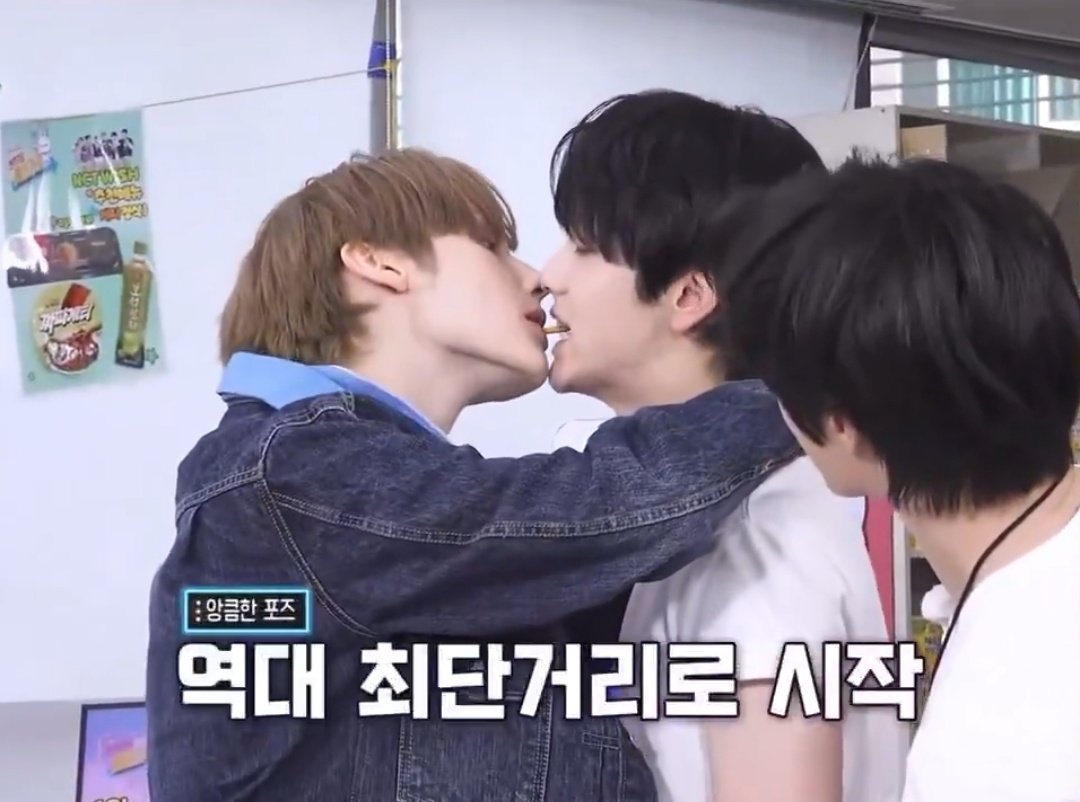 jensoocrumbs_e's tweet photo. that girl watching is beomgyu 😭😭 https://t.co/Q22Adii2nw