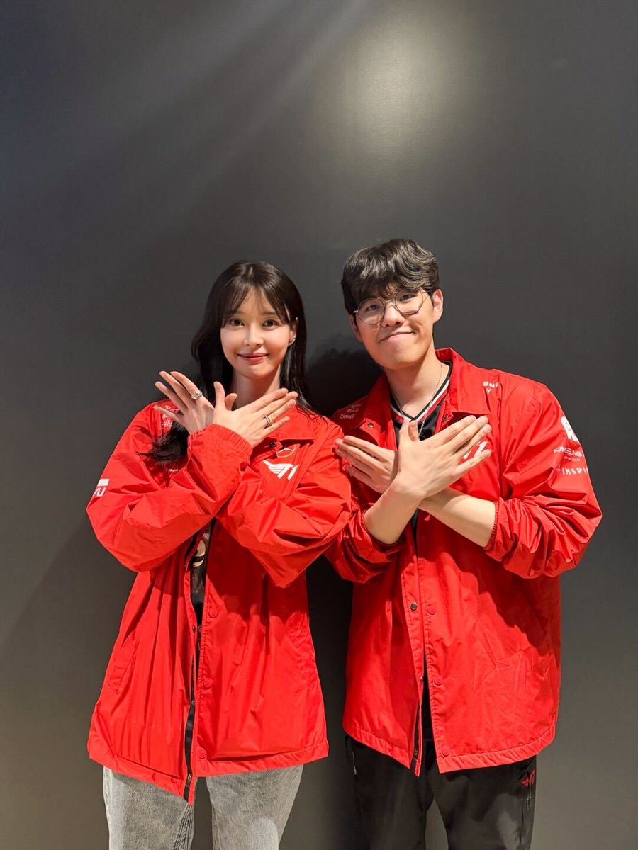 T1LoL's tweet photo. 승리 요정과 함께!🧚

With our victory fairy!🧚

#TogetherAs1 https://t.co/gueRr6Ldzk
