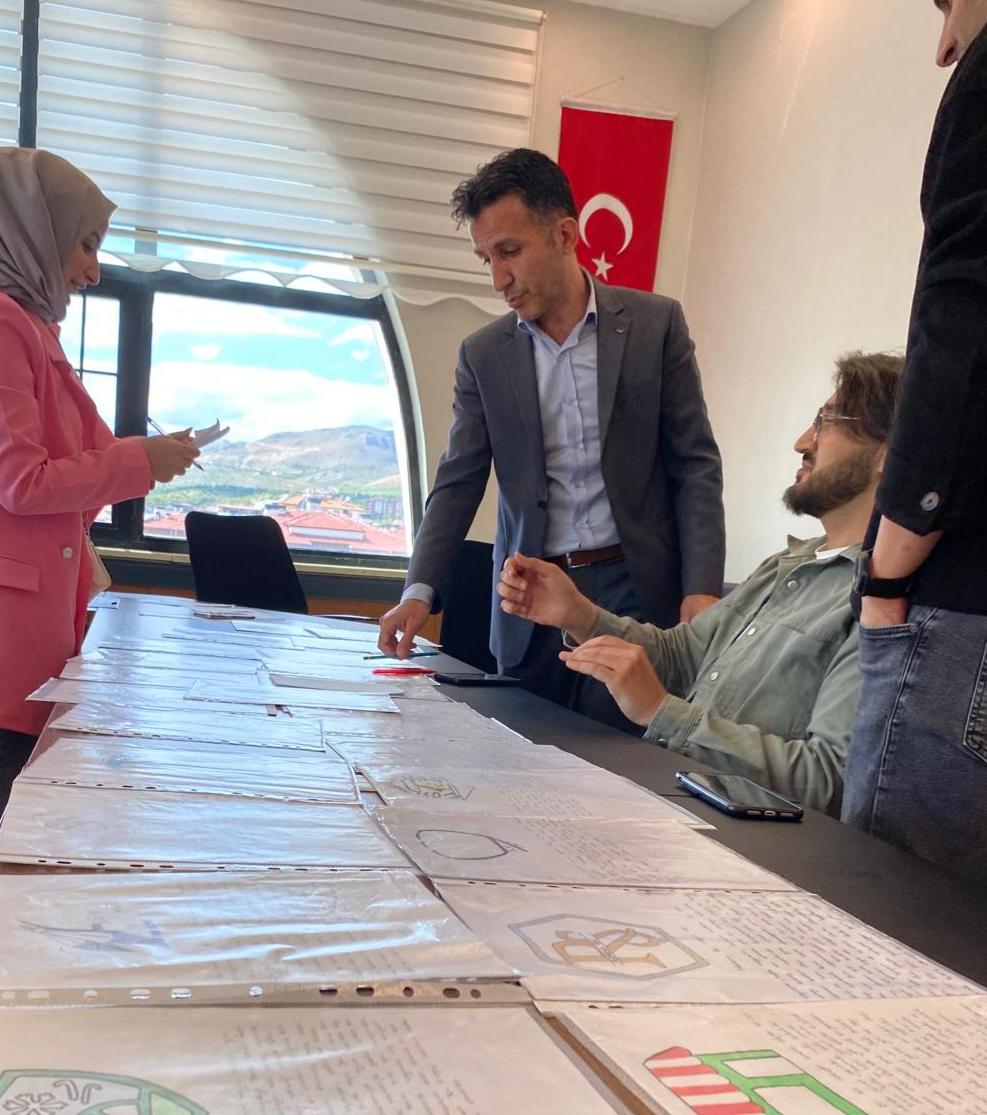 "Liseler Arası Logo Tasarım Yarışmasında" ilçe eser inceleme komisyonu olarak değerlendirmede bulunduk. Baskilimizin gençlerinin yaratıcı tasarımlarıyla gurur duyduk. Yarışmaya katılan tüm öğrencilerimiz bizim için🥇
<a href="/BaskilMEM/">BaskilMEM</a> #elazığ