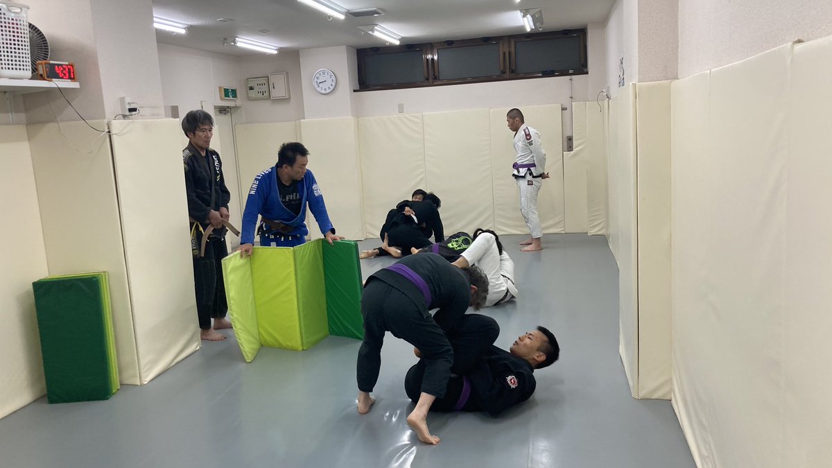 パラエストラdois国分寺でクラスでした！
今日はハーフガードのパスをやりました！
来週もよろしくお願いします！