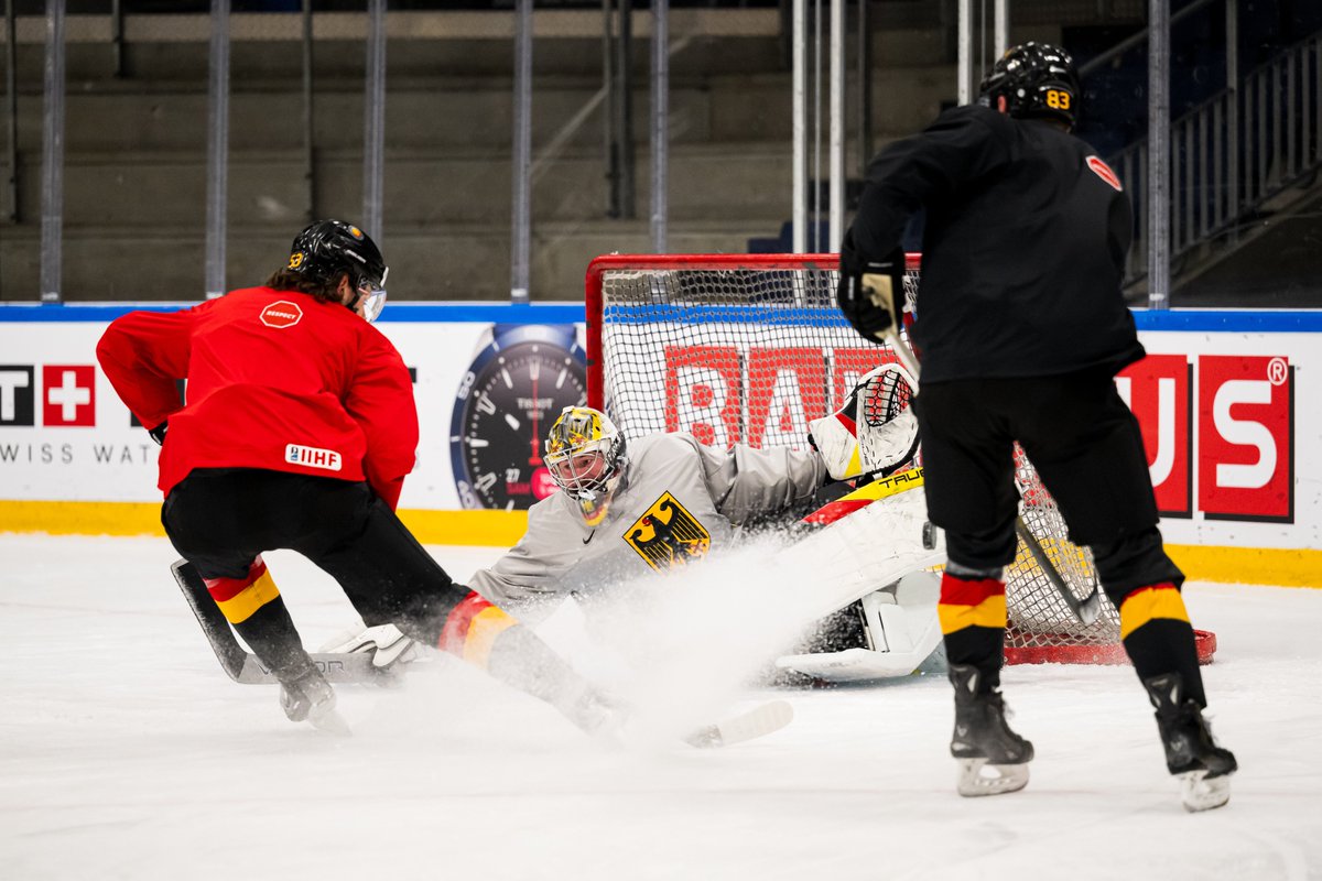 deb_teams's tweet photo. Teamfoto-Termin und Training am Freitag 🏒

Unsere Nationalmannschaft hat sich heute in Herning auf das nächste Top-Spiel bei der WM vorbereitet. Morgen geht’s dann bereits zur Mittagszeit gegen Team USA.

#debteams #MensWorlds https://t.co/xQIfIaHEbS