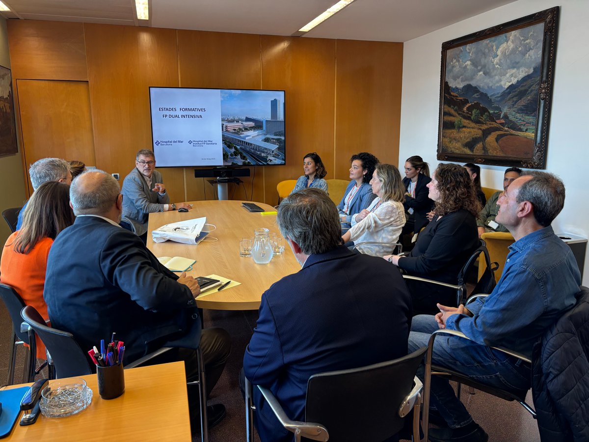 hospitaldelmar's tweet photo. El Director General de #FormacióProfessional de @gencat, @ricardcoma, coneix de primera mà la formació dual a l'@hospitaldelmar 

Ha visitat el centre acompanyat de la Directora de @CABK_Dualiza 

#FP #FPDual #FPCAT @HMarFP 

https://t.co/qcEiDB8Kep https://t.co/tB0Ro7cRun