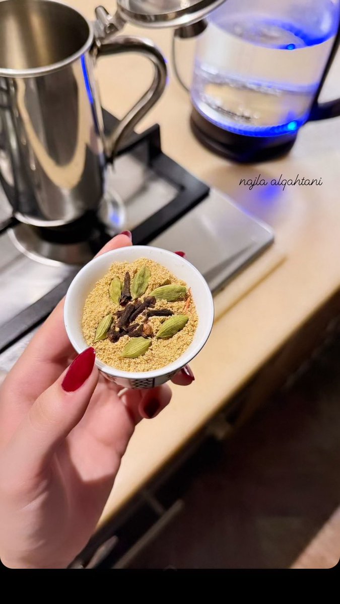 العين ما تنظر لكل الزوايا
تخطي بعض الاحيان واحياناً تصيب
ان حبت تشوف المزايا مزايا
وان عافت تشوف المزايا عذاريب ☕️