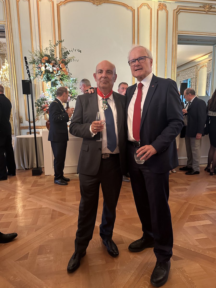 Félicitations à mon ami Eric Trappier, DG de DASSAULT pour cette cravate de la légion d’honneur remise par le Ministre  Lecornu, avec deux magnifiques discours. Un grand patriote, un grand directeur général, un grand français au service de la France, de ses armes et de ses avions