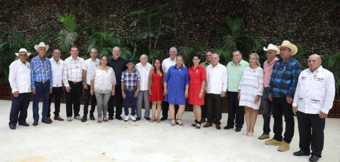 GobiernoCuba's tweet image. 💐| El Primer Ministro, @MMarreroCruz, participó, este jueves, junto al Presidente @DiazCanelB, en el acto de reconocimiento de hombres y mujeres que han contribuido de manera excepcional al desarrollo agrícola del país.
