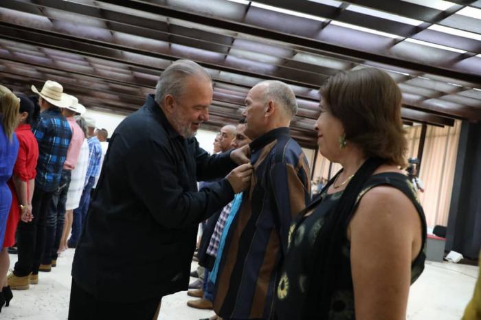 GobiernoCuba's tweet image. 💐| El Primer Ministro, @MMarreroCruz, participó, este jueves, junto al Presidente @DiazCanelB, en el acto de reconocimiento de hombres y mujeres que han contribuido de manera excepcional al desarrollo agrícola del país.