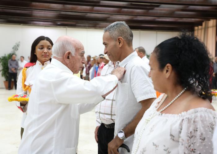 GobiernoCuba's tweet image. 💐| El Primer Ministro, @MMarreroCruz, participó, este jueves, junto al Presidente @DiazCanelB, en el acto de reconocimiento de hombres y mujeres que han contribuido de manera excepcional al desarrollo agrícola del país.