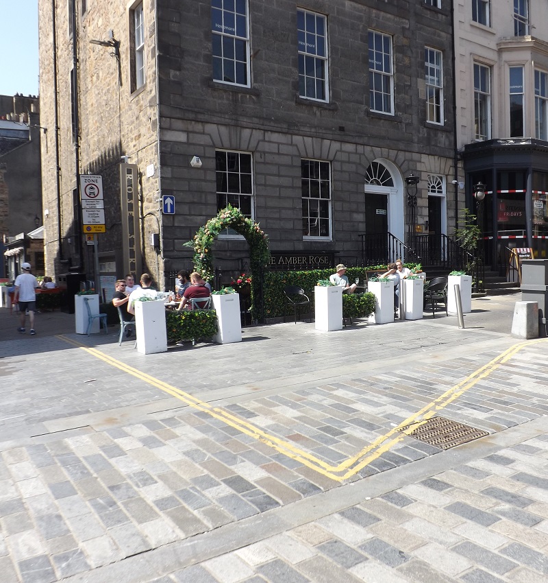 The Amber Rose is one of 26 bar diners in Edinburgh New Town on Rose Street just behind Princes Street relevantsearchscotland.co.uk/edinburgh-new-… #Scotland