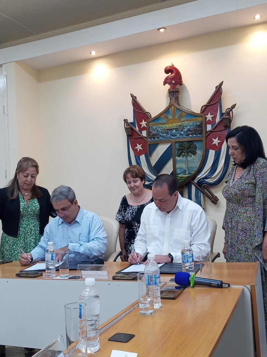 OrberaNiurka's tweet photo. Desde el salón"250" de la Universidad de La Habana, firman los ministros de Educación Superior y Salud Pública, el convenio de trabajo entre ambos ministerios en aras de una sola salud. Presentes los rectores de todas las Universidades del país. 
#SNTECD
@UlisesGuilarte https://t.co/176nUG9Tju