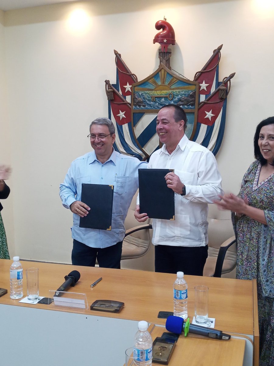 OrberaNiurka's tweet photo. Desde el salón"250" de la Universidad de La Habana, firman los ministros de Educación Superior y Salud Pública, el convenio de trabajo entre ambos ministerios en aras de una sola salud. Presentes los rectores de todas las Universidades del país. 
#SNTECD
@UlisesGuilarte https://t.co/176nUG9Tju